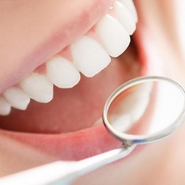 Как отбелить зубы недорого?